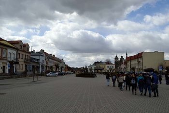 Der Marktplatz in Opatow. Hier spielte sich früher das Leben in Opatow ab. Dabei war der Marktplatz eingesäumt von Geschäften. U.a. trennte der Marktplatz den jüdischen Stadtteil vom Rest der Stadt.
