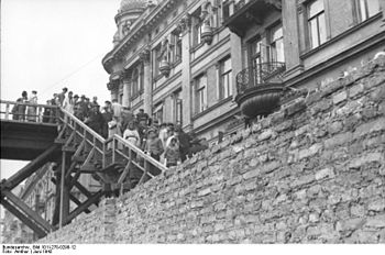 Bundesarchiv Bild 101I-270-0298-12, Polen, Ghetto Warschau, Brücke.jpg