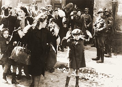 Aufstand im Warschauer Ghetto – Fotografie von Jürgen Stroop. Aus dem Stroop-Bericht von 1943 an Heinrich Himmler von Mai 1943. Es ist eines der bekanntesten Fotos aus dem Zweiten Weltkrieg.