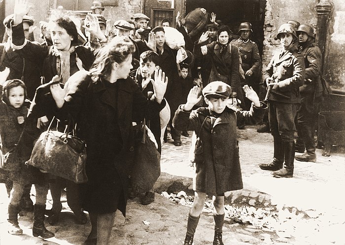 Aufstand im Warschauer Ghetto – Fotografie von Jürgen Stroop. Aus dem Stroop-Bericht von 1943 an Heinrich Himmler von Mai 1943. Es ist eines der bekanntesten Fotos aus dem Zweiten Weltkrieg.