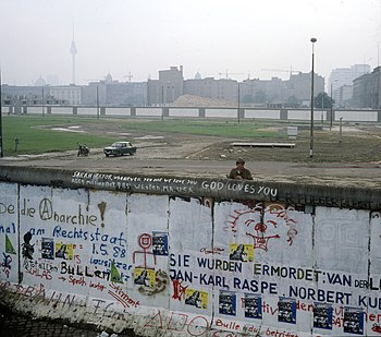 Berliner Mauer, ostdeutscher Grenzer beobachtet Räumung des Kubat-Dreieck.jpg