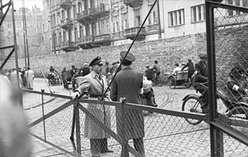 Bundesarchiv Bild 101I-270-0298-11, Polen, Ghetto Warschau, Drahtzaun.jpg