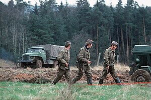 Grenztruppen der DDR auf Patrouille (1979).jpg