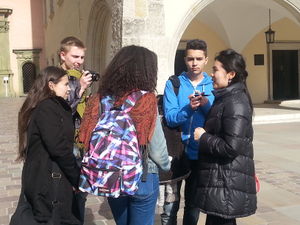 Schülerinterviews Krakau - interkulturelle Gruppenarbeit, Schüler aus verschiedenen Ländern arbeiten zusammen an einem Projekt
