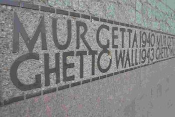 Erinnerung an den Verlauf der Ghettomauer in Warschau