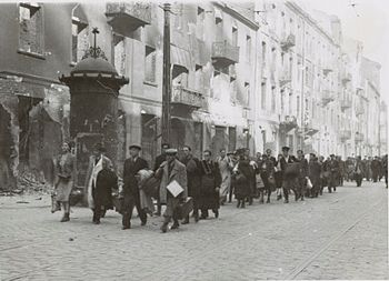 Żydzi w drodze Umschlagplatz 1943.jpg