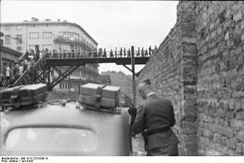 Bundesarchiv Bild 101I-270-0298-13, Polen, Ghetto Warschau, Brücke.jpg