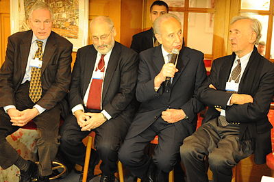 Panel of Nobel Prize winners, rechts: Elie Wiesel