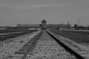 Auschwitz Birkenau Einfahrt.jpg