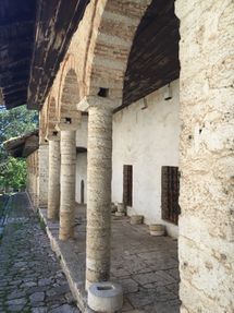 03 Säulengang Festung Ioannina.JPG