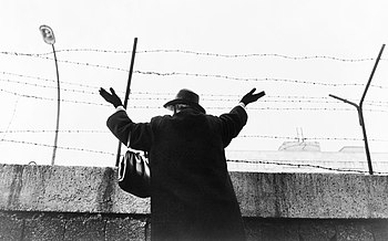Winken ueber die Berliner Mauer.jpg