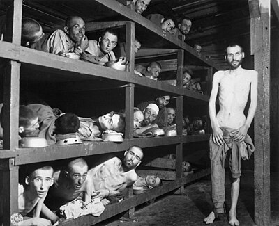 Siebter von links in der zweiten Reihe von unten: Wiesel im KZ Buchenwald, 16. April 1945, 5 Tage nach der Befreiung.