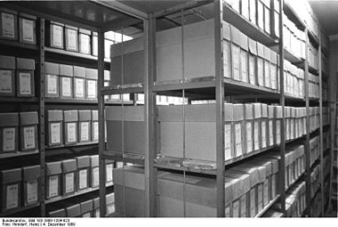 Bundesarchiv Bild 183-1989-1204-023, Erfurt, Bezirks-Archiv des Ministeriums für Staatssicherheit.jpg